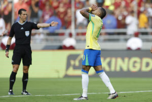 Raphinha lamenta durante Venezuela x Brasil (foto: Rafael Ribeiro/CBF)