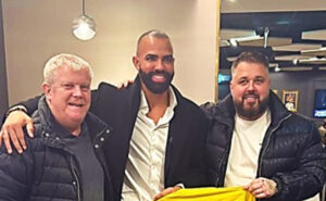 Sandro é apresentado como reforço do Harborough Town (foto: Reprodução)