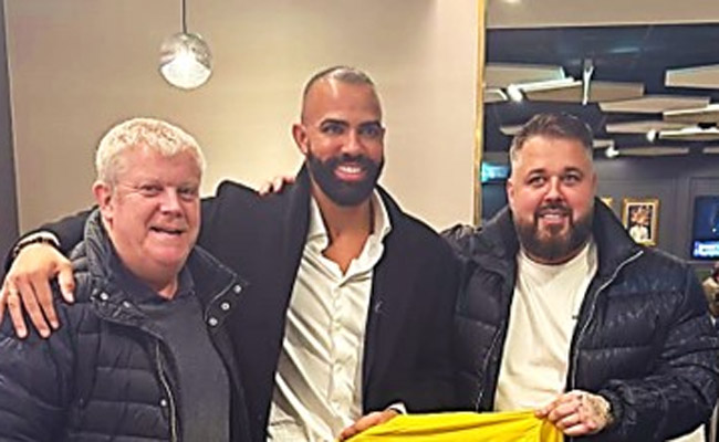 Sandro é apresentado como reforço do Harborough Town (foto: Reprodução)