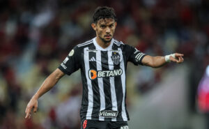 Gustavo Scarpa em ação pelo Atlético diante do Flamengo no Campeonato Brasileiro (foto: Pedro Souza/Atlético)