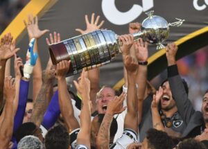 Textor e jogadores do Botafogo erguem a taça da Libertadores (foto: Alexandre Guzanshe/EM/D.A PRess)