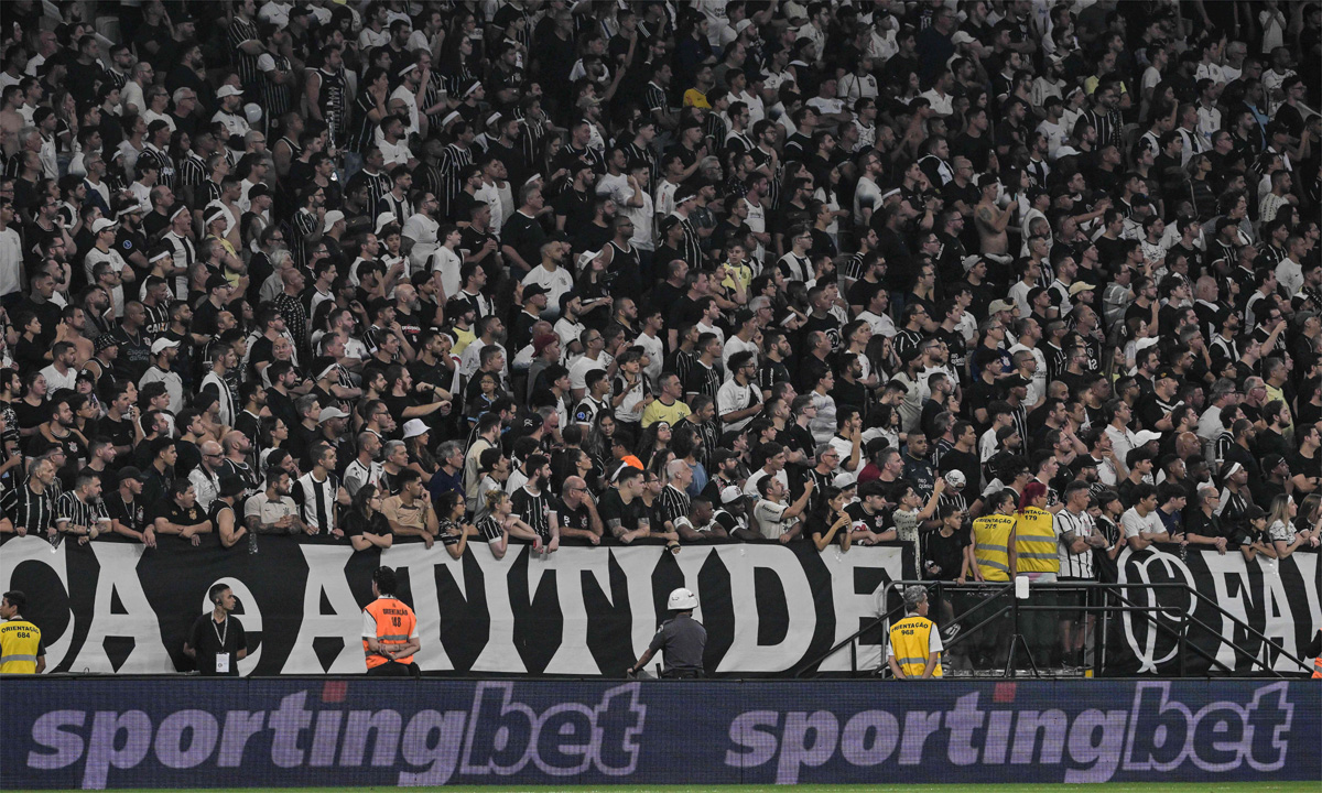 Milhares de pessoas na arquibancada da Neo Química Arena, estádio do Corinthians (foto: NELSON ALMEIDA / AFP)