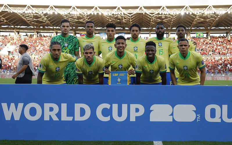 Jogadores do Brasil perfilados antes de jogo contra a Venezuela (foto: Rafael Ribeiro/CBF)