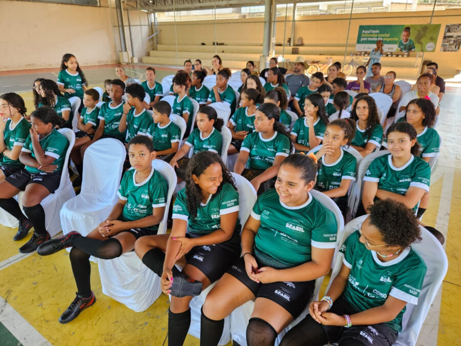 Participantes do projeto Cidade Olímpica III de Naque, patrocinado pela Cemig, recebem uniformes