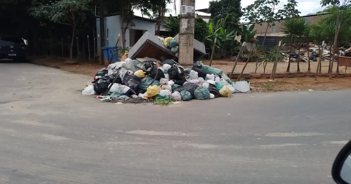 Moradores de Coronel Fabriciano reclamam de falta de coleta de lixo; prefeitura manifesta