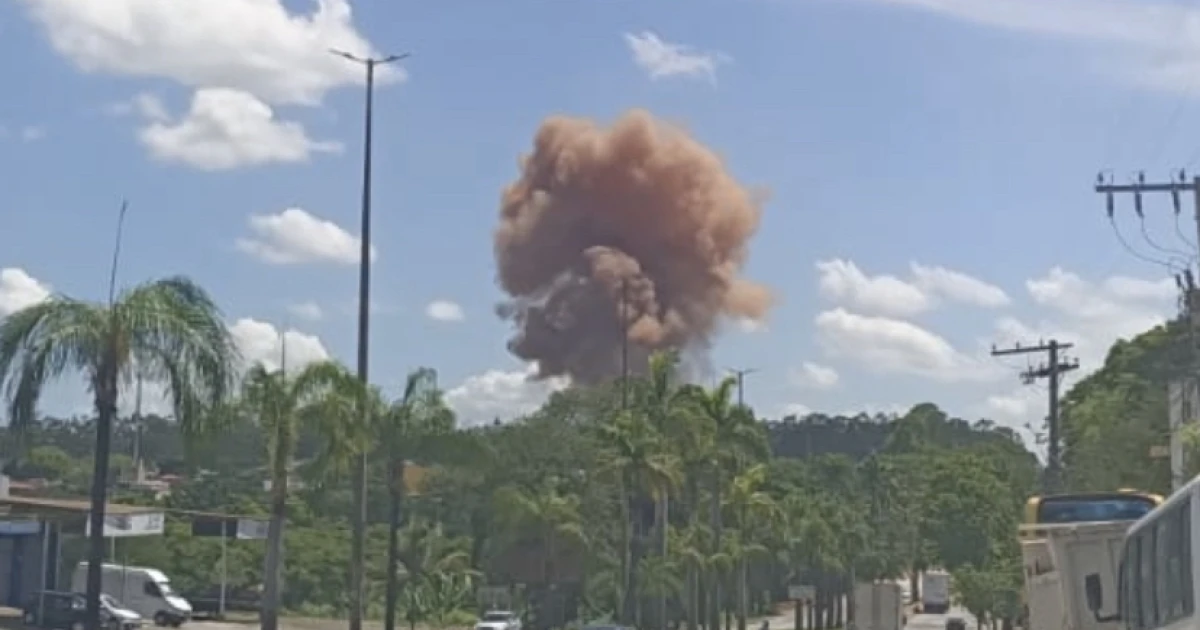 Usiminas se posiciona sobre fumaça, vista por populares em Ipatinga