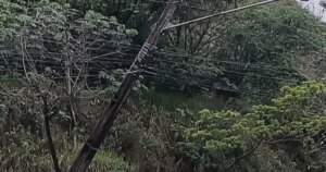 Poste amanhece inclinado na avenida Presidente Tancredo de Almeida Neves, em Coronel Fabriciano