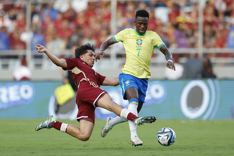 Vini Jr. conduz a bola e é perseguido por adversário em Venezuela x Brasil (foto: Rafael Ribeiro/CBF)