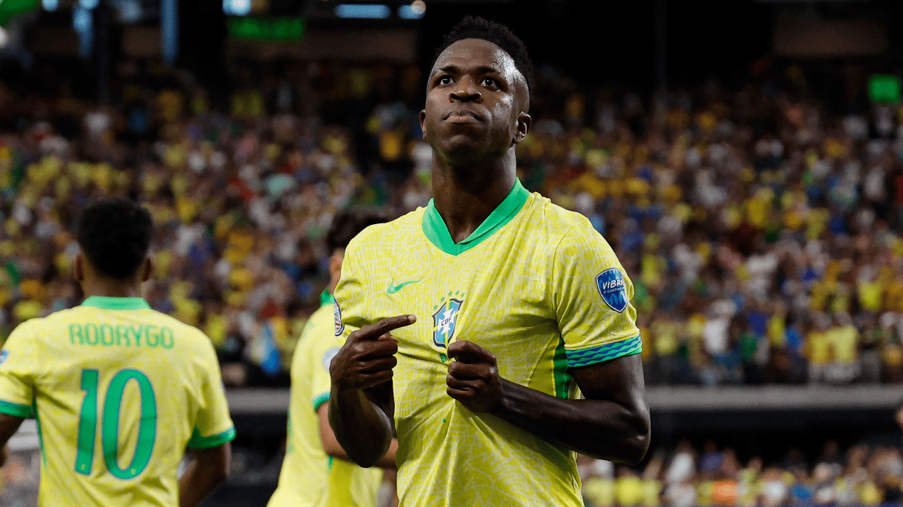 Vinicius Júnior com a camisa da Seleção Brasileira (foto: Kevork Djansezian/AFP)