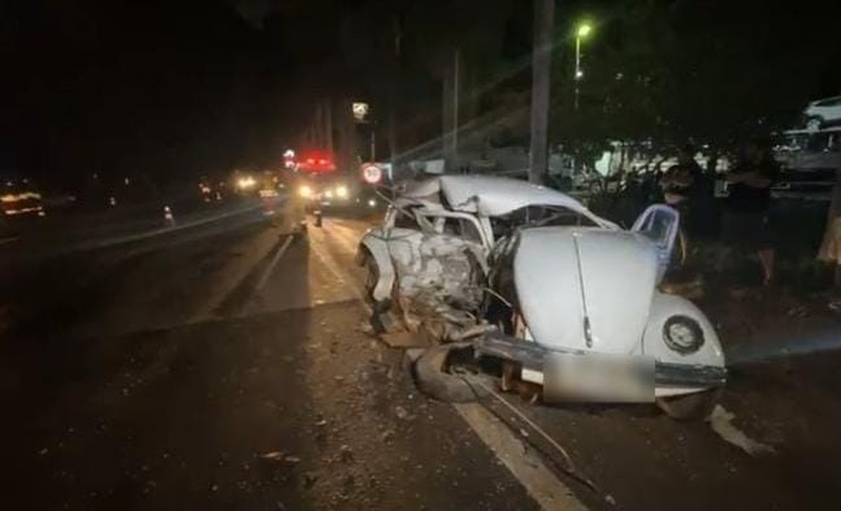 Batida frontal entre carros deixa jovem ferido na BR-116, em Santa Rita de Minas