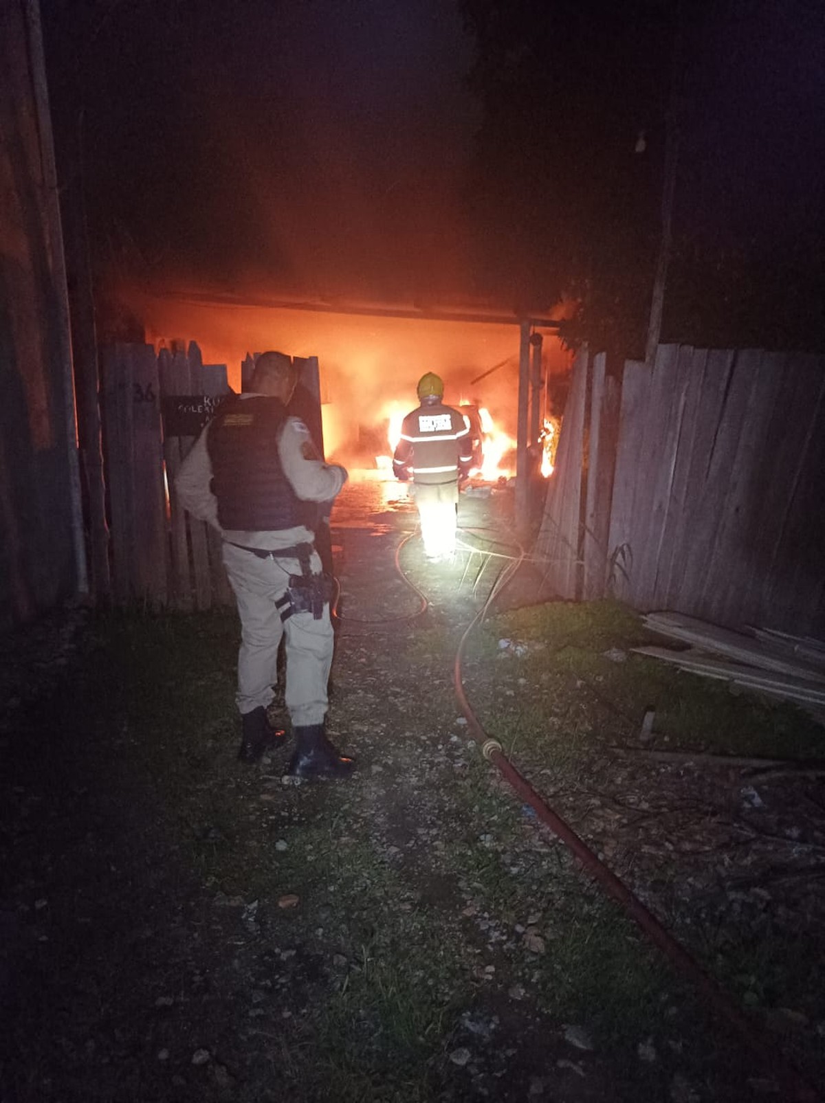 Carro fica destruído depois de pegar fogo em garagem de residência, em Timóteo | Vales de Minas Gerais