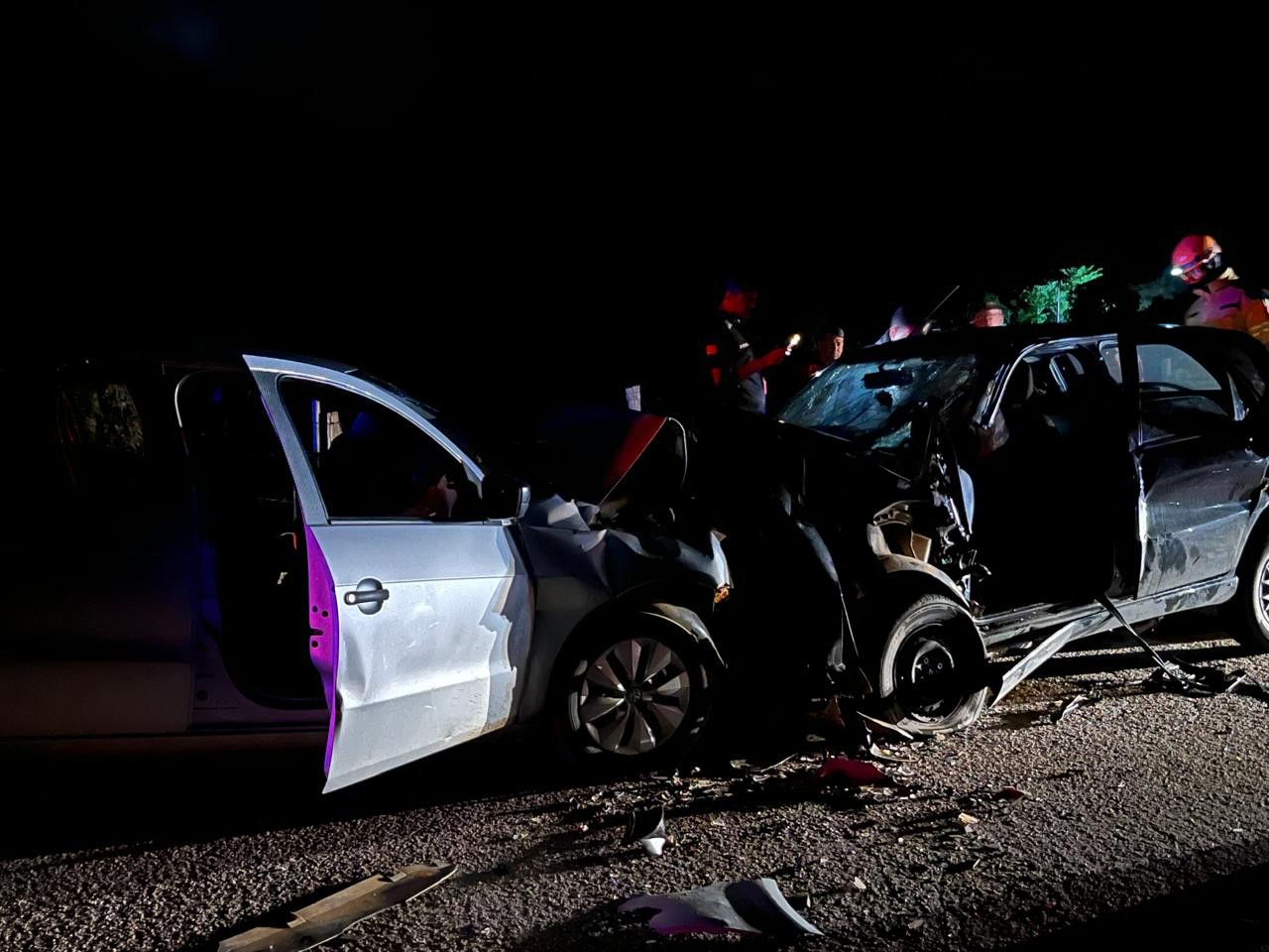 Batida entre dois carros deixa cinco pessoas mortas, entre elas mãe e filho, na BR-116