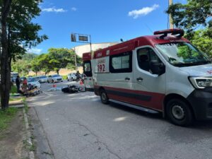 Caminhão atropela casal em moto e mulher morre, em Ipatinga