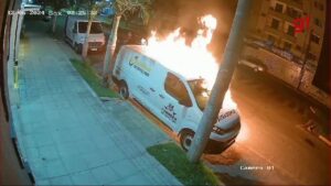 VÍDEO: veja momento exato em que carro funerário é incendiado em Ipatinga