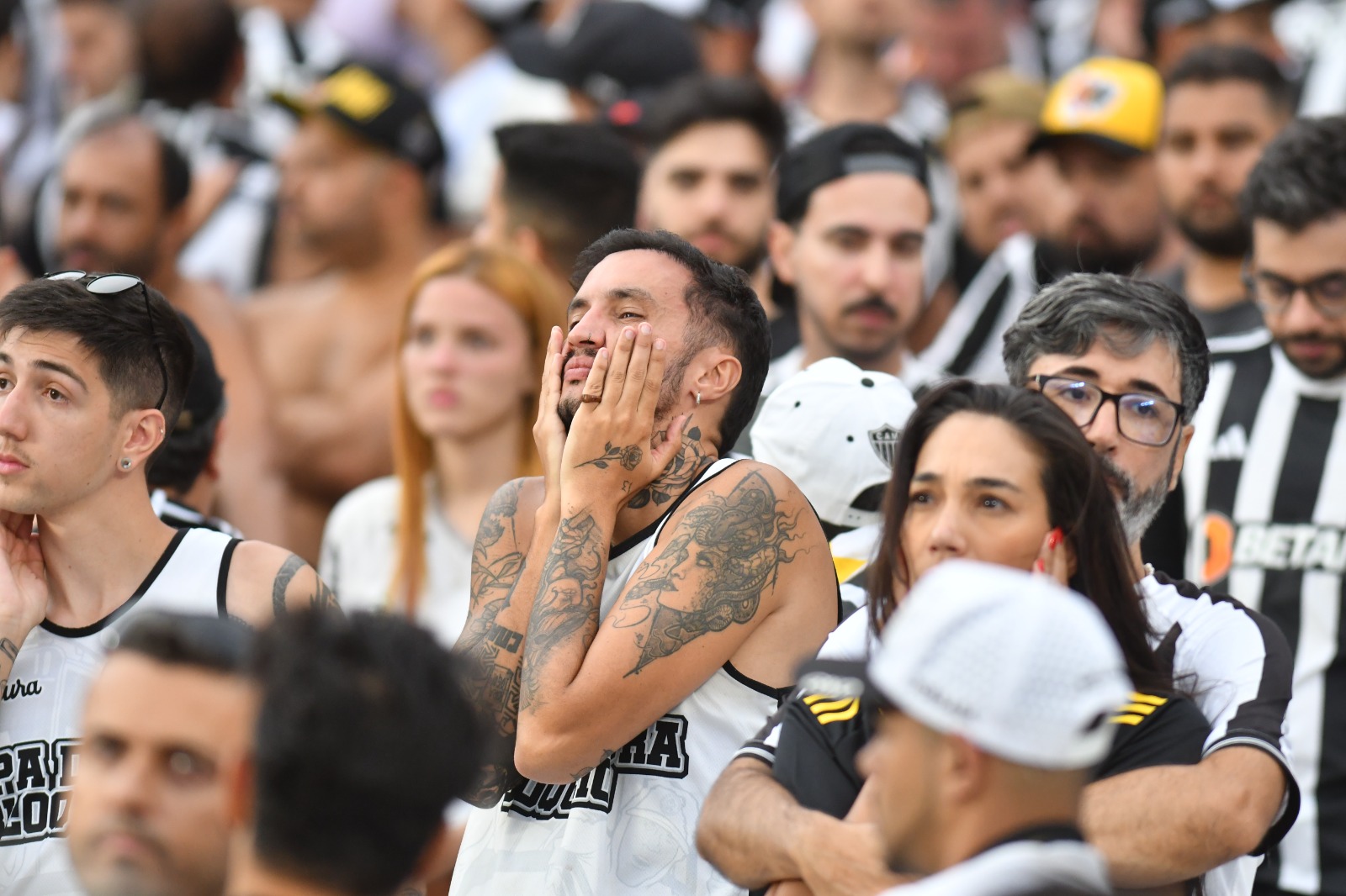 Torcida do Atlético aflita durante o jogo - (foto: Alexandre Guzanshe/EM/D.A Press)