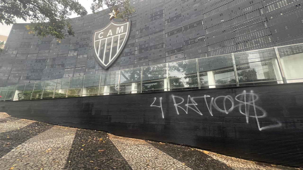 Pichação na sede do Atlético