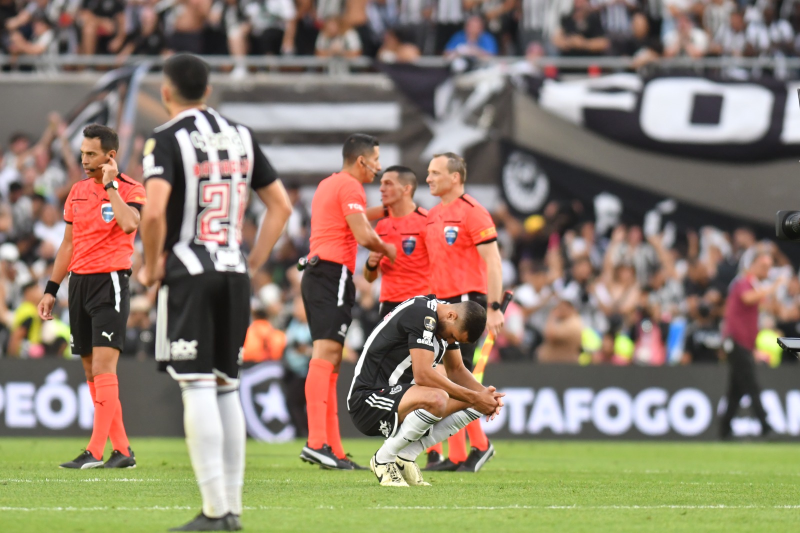 Equipe de arbitragem da final da Libertadores após o encerramento de Atlético e Botafogo - (foto: Alexandre Guzanshe/EM/D.A Press)