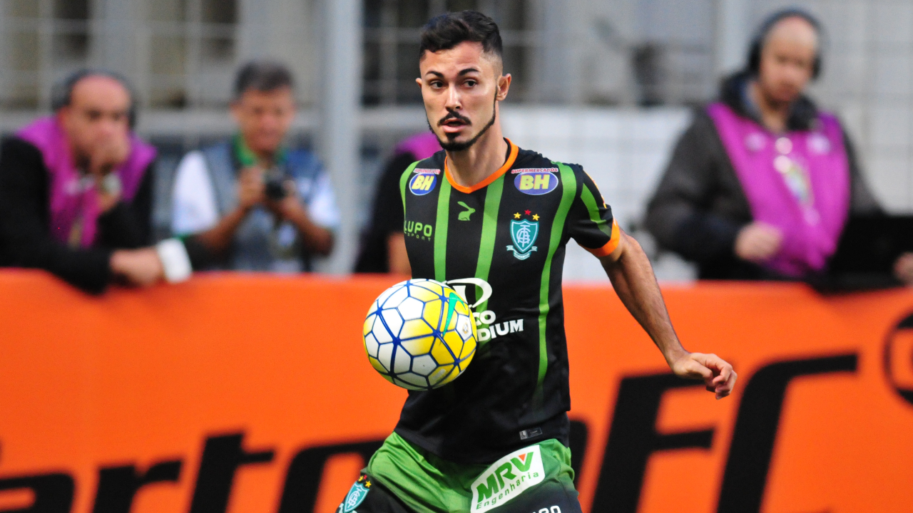 Bruno Sávio com a camisa do América - (foto: Alexandre Guzanshe/EM/D.A Press)