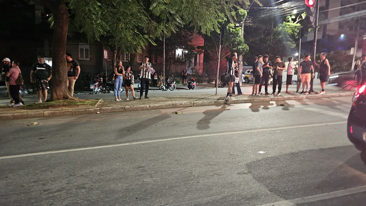 Torcedores protestaram em frente a sede do Atlético