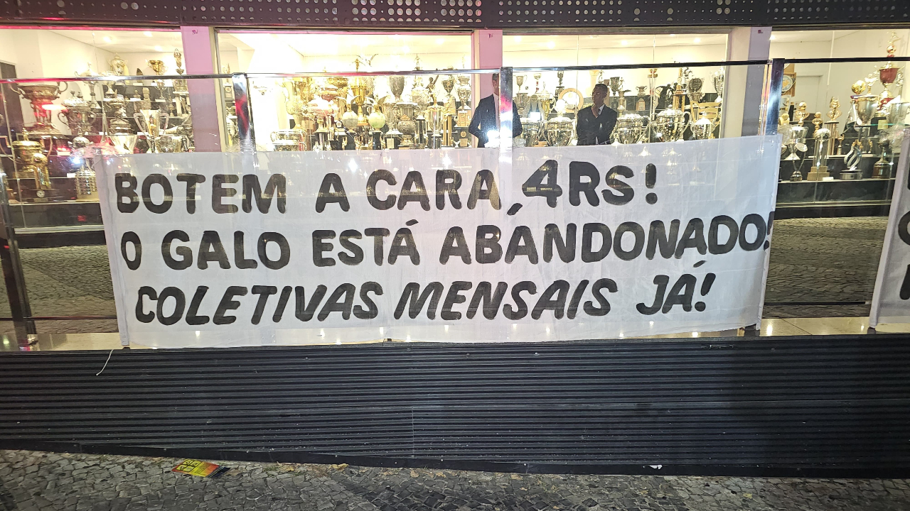 Torcedores protestaram em frente a sede do Atlético