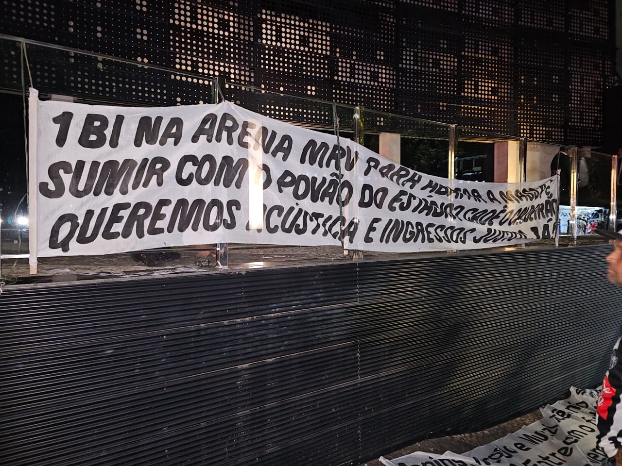 Torcedores protestaram em frente a sede do Atlético