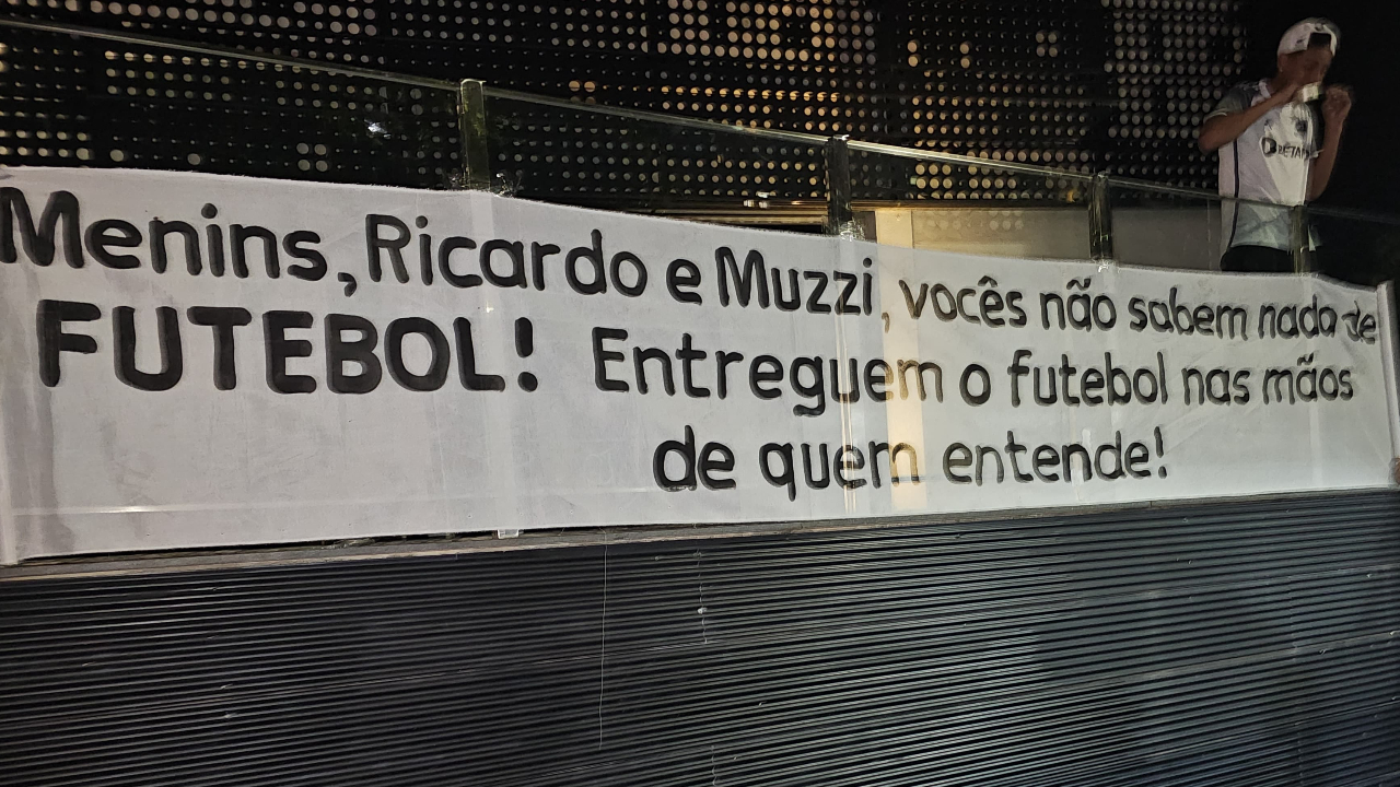 Torcedores protestaram em frente a sede do Atlético