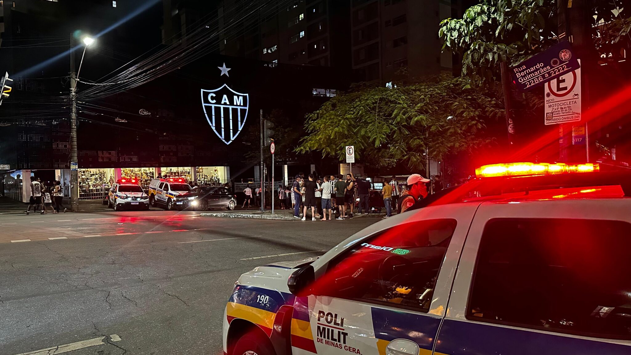 Torcedores protestaram em frente a sede do Atlético