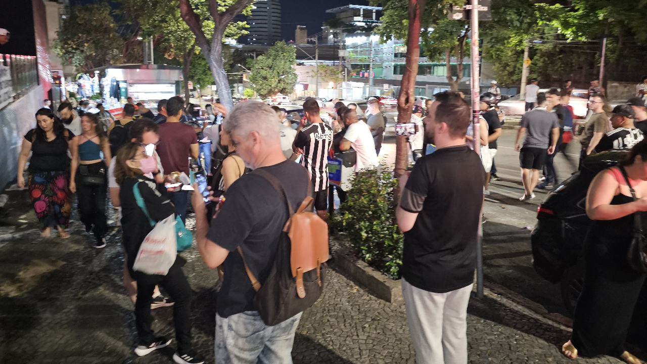 Torcedores protestaram em frente a sede do Atlético