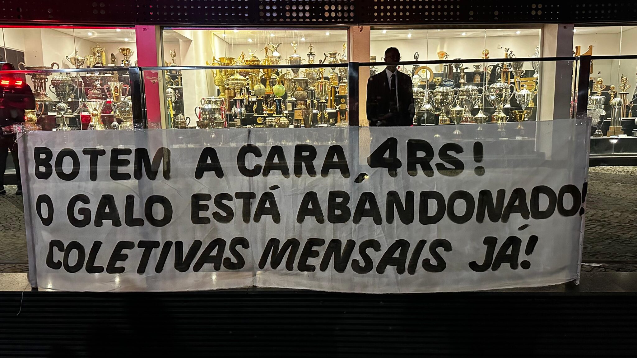 Torcedores protestaram em frente a sede do Atlético