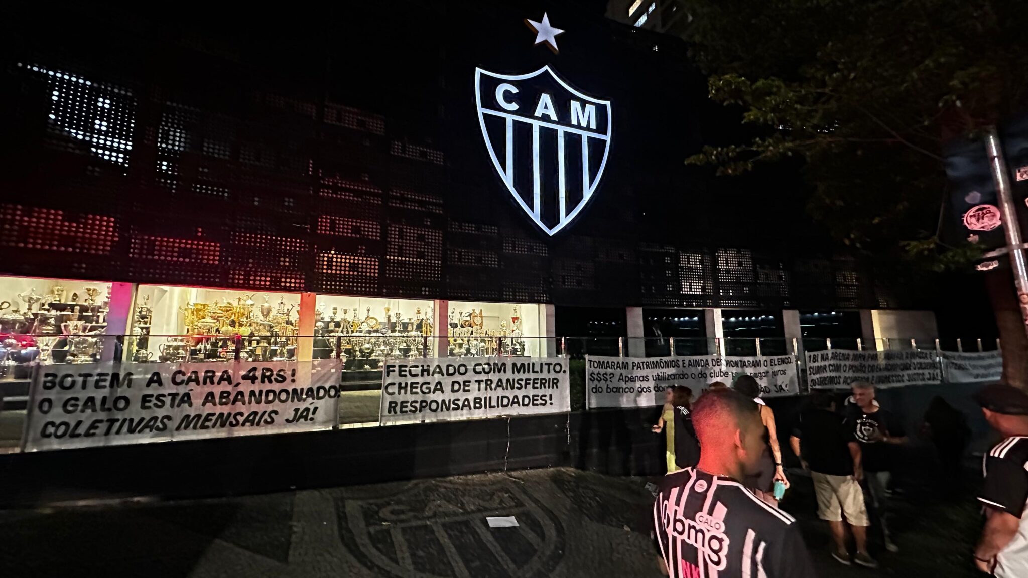 Torcedores protestaram em frente a sede do Atlético