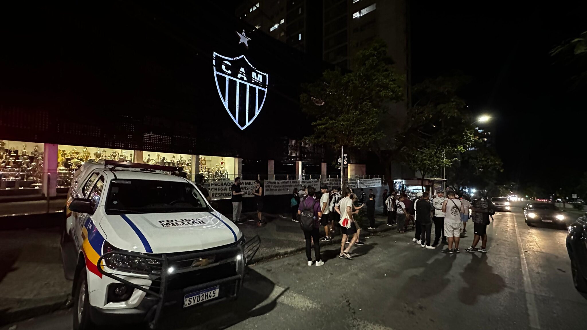 Torcedores protestaram em frente a sede do Atlético