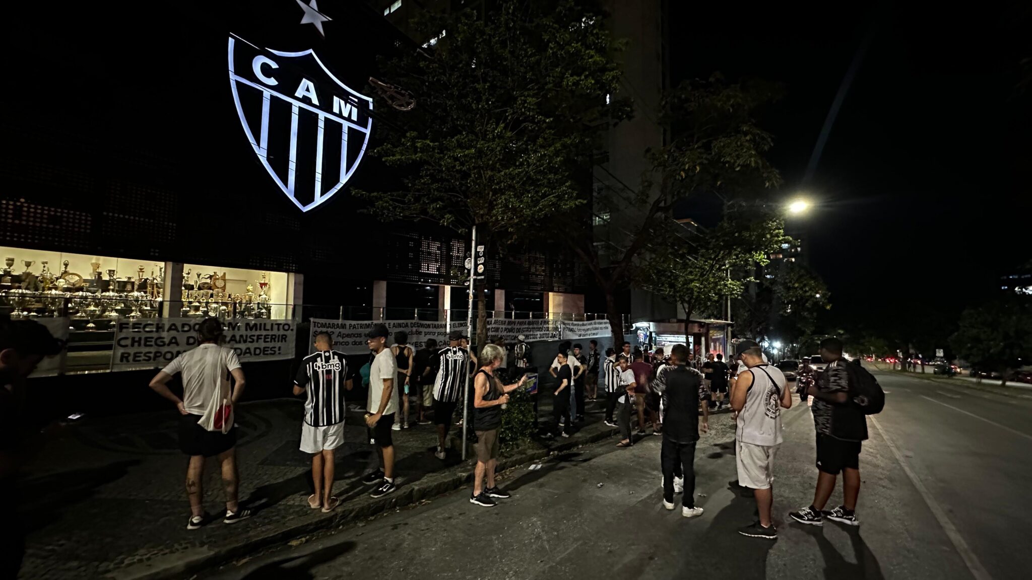 Torcedores protestaram em frente a sede do Atlético