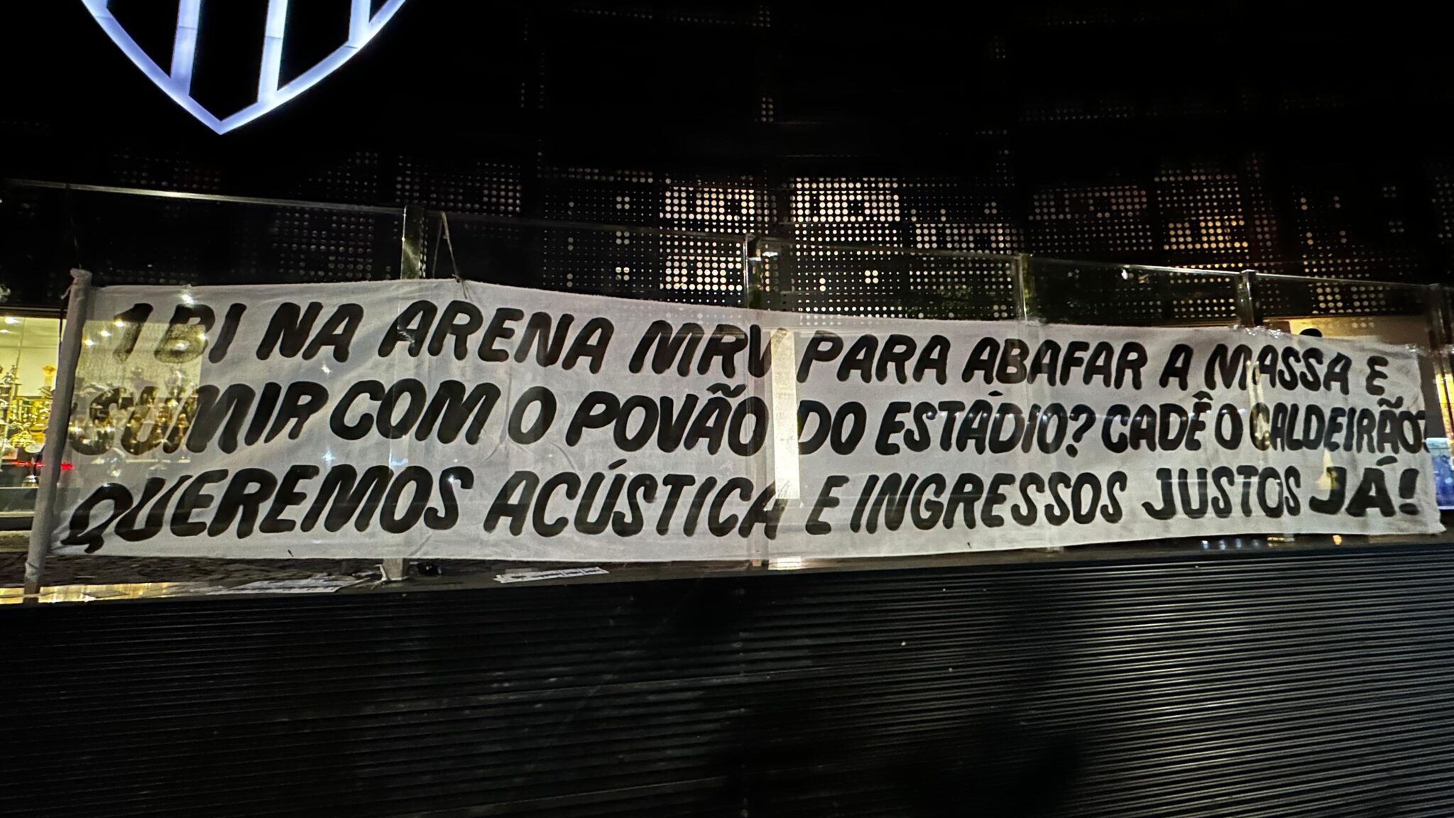 Torcedores protestaram em frente a sede do Atlético