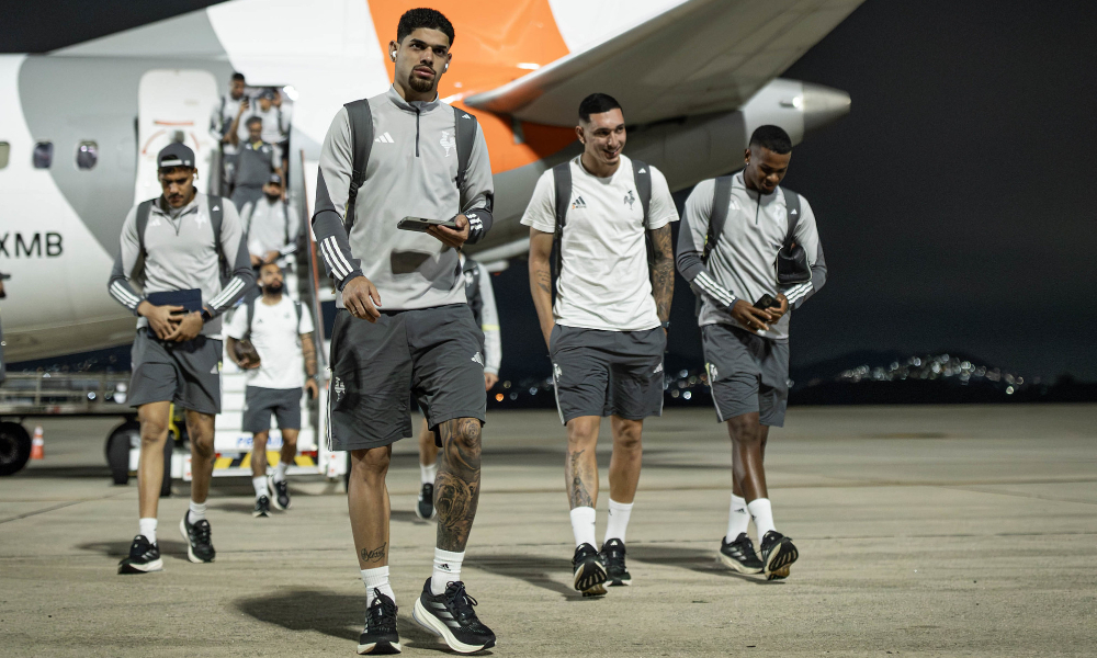 Jogadores do Atlético em desembarque de viagem (foto: Pedro Souza/Atlético)