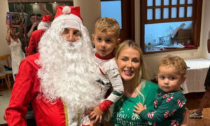 Arana, do Atlético, se veste de Papai Noel para presentear filhos no Natal; vídeo