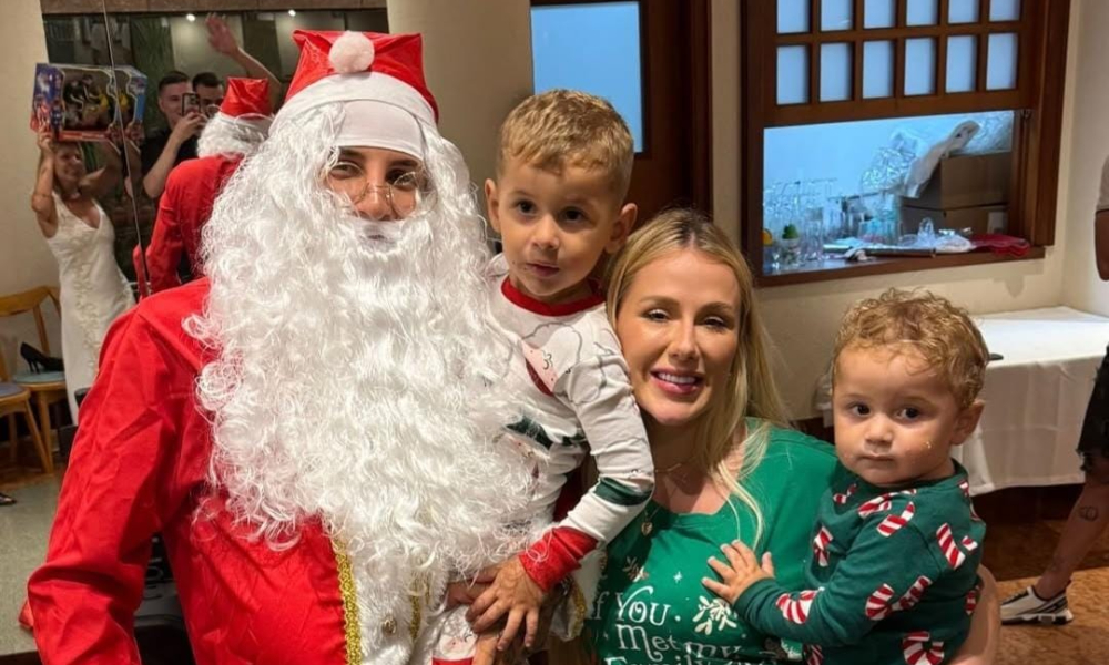 Arana, do Atlético, se veste de Papai Noel para presentear filhos no Natal; vídeo