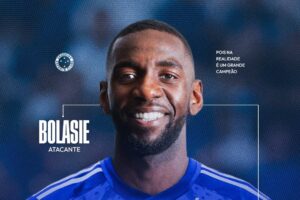 Cruzeiro oficializa a contratação de Bolasie, ex-Criciúma