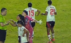 Momento em que confusão generalizada resultou em episódio de racismo (foto: SporTV/Reprodução)