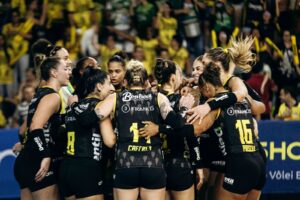 Time feminino de vôlei do Praia Clube em quadra (foto: Praia Clube/Divulgação)