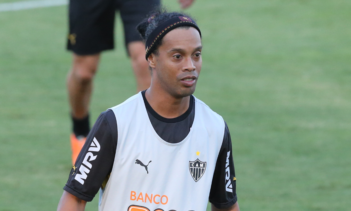 Ex-atacante relembra situação inusitada de Ronaldinho no DM do Atlético