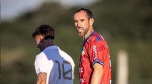 Ex-jogador do Atlético é homenageado em partida contra seleção de base