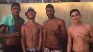 Zagueiro do Cruzeiro, João Marcelo, à esquerda, com amigos há alguns anos (foto: Reprodução TikTok)