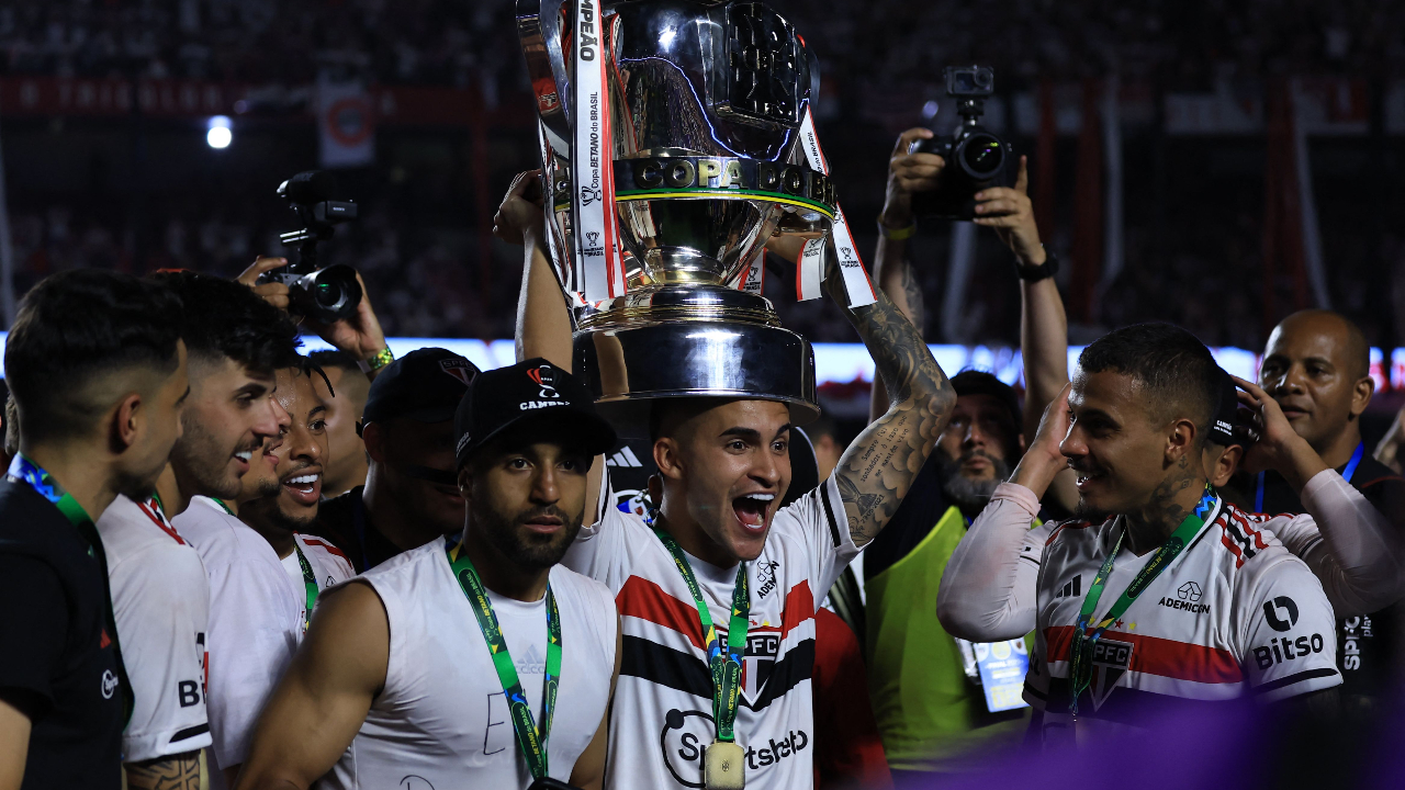 Rodrigo Nestor está com a taça da Copa do Brasil de 2023 na cabeça na foto (foto: Marcello Zambrana / AFP)