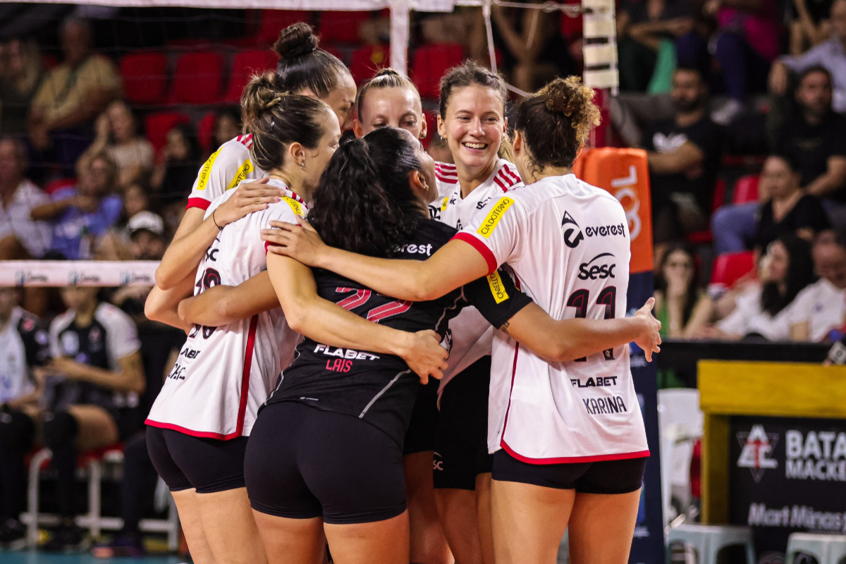 Jogadores do Flamengo comemorando vitória na Superliga Feminina de Vôlei (foto: Vitória Antunes / Flamengo)