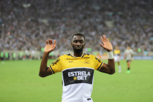 Yannick Bolasie comemora gol pelo Criciúma (foto: Divulgação / Criciúma )