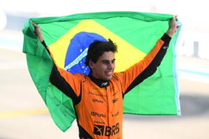 Gabriel Bortoleto, piloto brasileiro, com bandeira do Brasil após título da Fórmula 2 (foto: Fórmula 2/Divulgação)