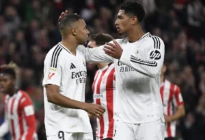 Mbappé é consolado após perder pênalti (foto: ANDER GILLENEA / AFP)