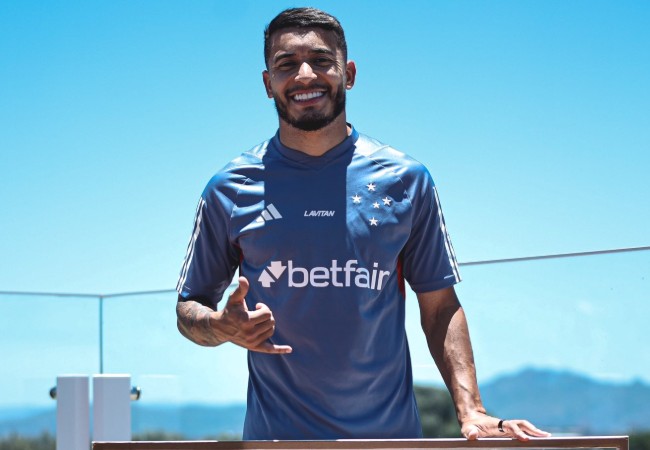 William é homenageado por marca especial com a camisa do Cruzeiro