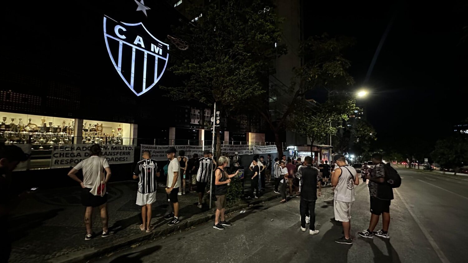 Torcedores protestaram em frente a sede do Atlético (foto: Ramon Lisboa/EM/D. A Press)