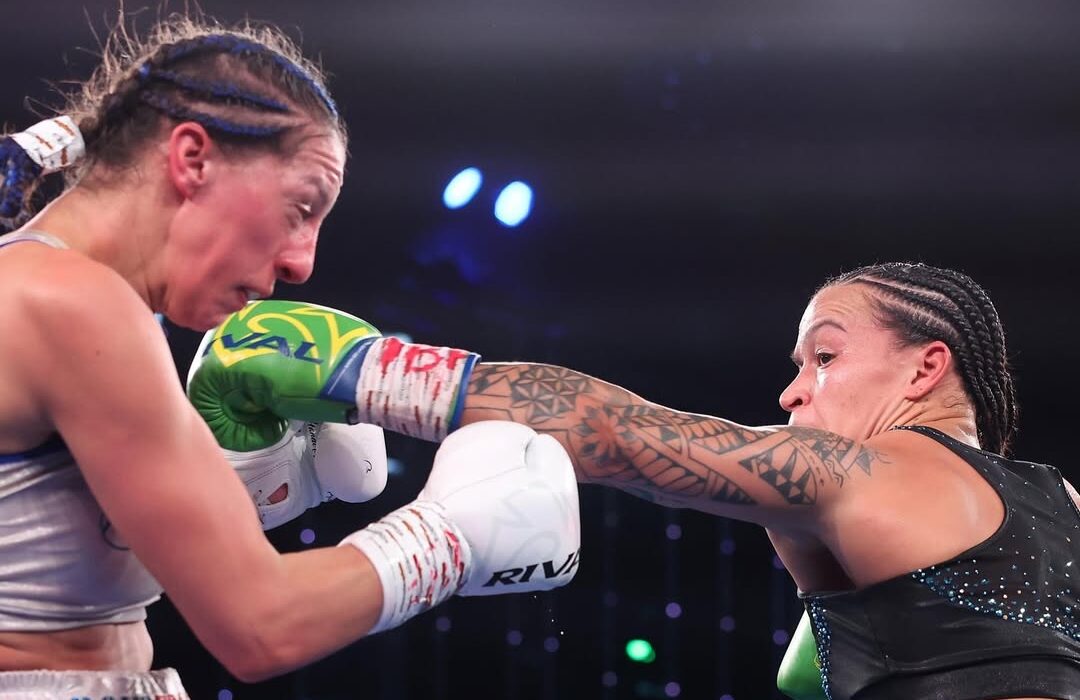 Bia Ferreira durante luta contra Licia Bourdesa na defesa do cinturão (foto: Matchroom Boxing)